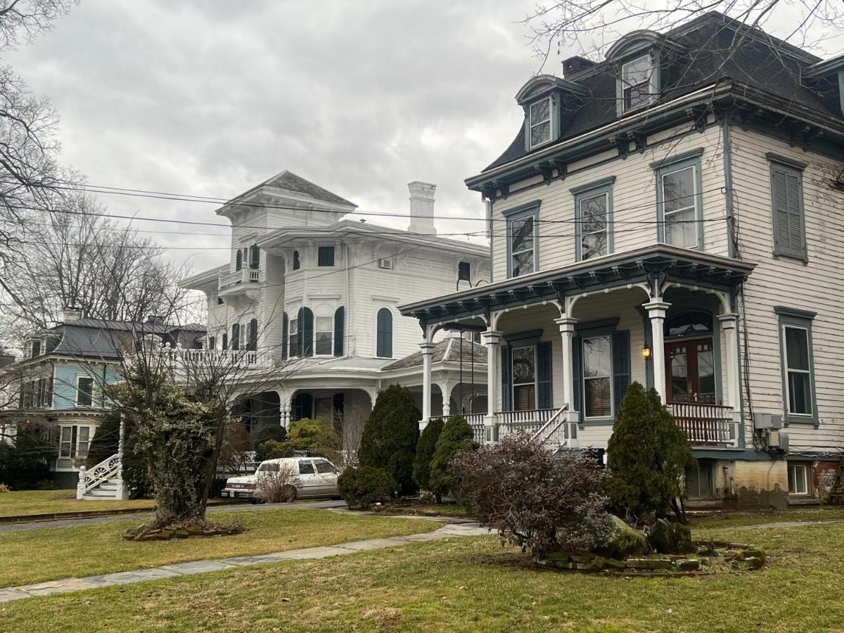 1 Bedroom Private Victorian Apt In Convenient City Location On 5 Acre, Sleeps 4 Poughkeepsie Exterior photo